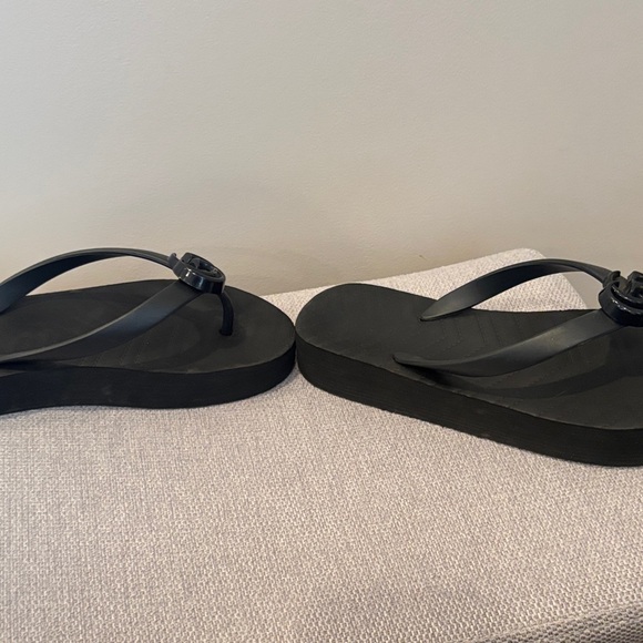 Elegant Black Sandals with Interlocking Design - Picture 3 of 5